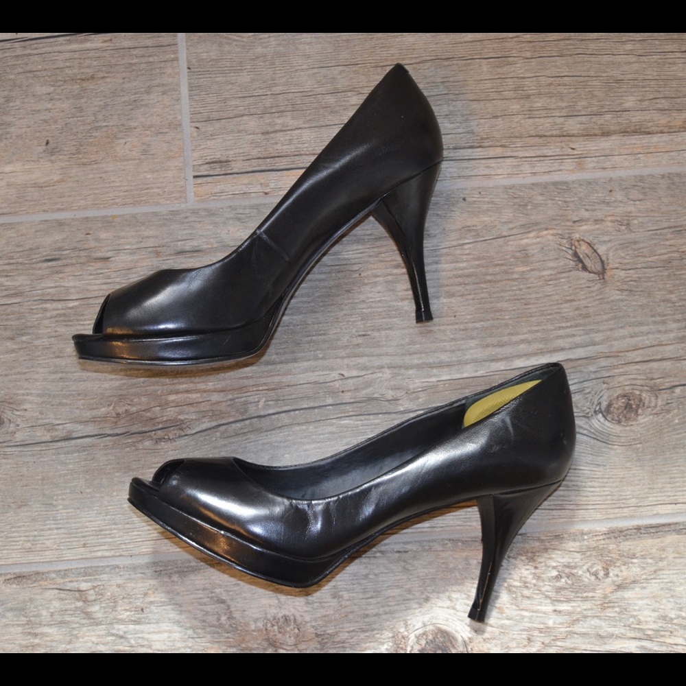Nine West sz 6.5 peep toe platform pumps